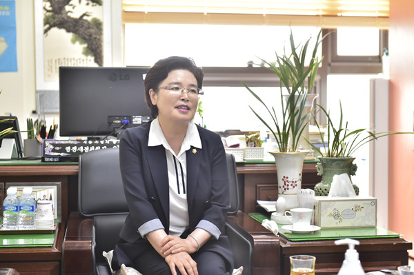 ▲ 임정옥 행정재경위원장.