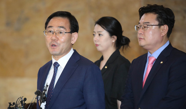 ▲ 취재진의 질문에 답하는 주호영 원내대표(왼쪽 끝).