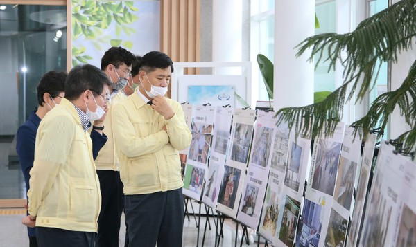 ▲ ‘찾아가는 통일사진전’을 관람하는 장석웅 전라남도교육감.