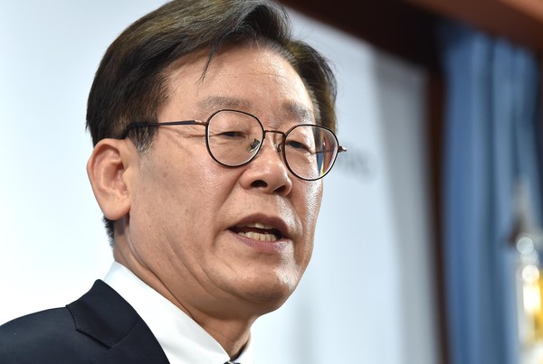 ▲ 취재진 질문에 답하는 이재명 경기도지사.