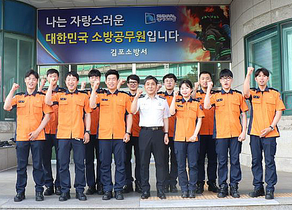 ▲ 기념사진 찍는 권용한 김포소방서장과 새내기 소방관들.