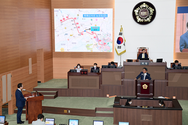 ▲ 홍성룡 의원이 15일 시의회 제295회 정례회 시정질문에서 박원순 시장에게 위례신사선 ‘삼전역’ 추가 신설을 촉구하고 있다.