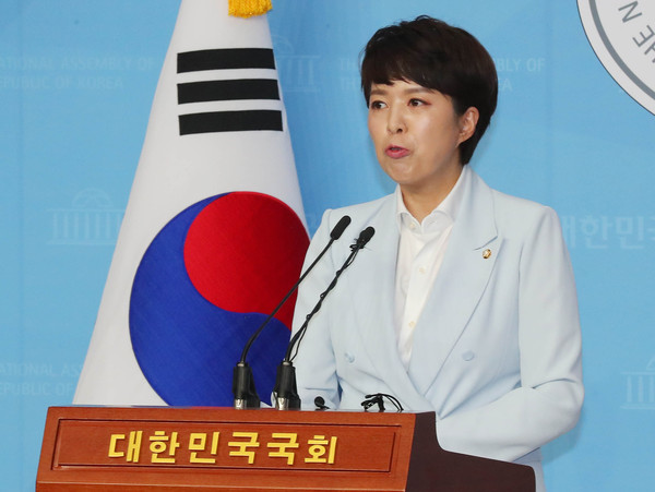 ▲ 브리핑하는 김은혜 대변인.