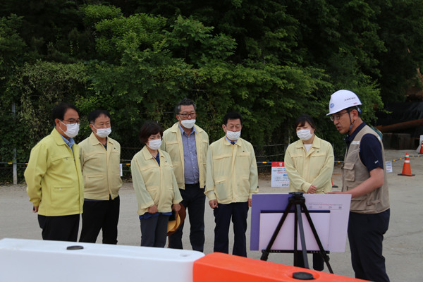 ▲ 옹진군의회 의원들이 지난12일 북도면 신·시·모도 연도교 건설공사 현장을 점검하고 있다.