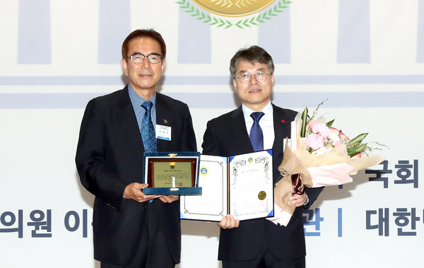 ▲ 지방자치 행정대상 수상한 홍인성 중구청장(오른쪽).