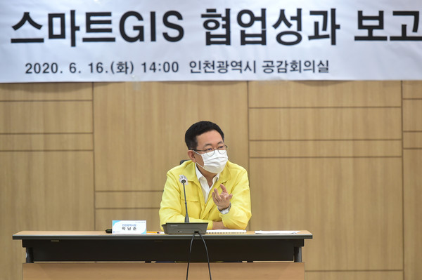 ▲ ▲ 박남춘 인천광역시장이 16일 공감회의실에서 열린 '민선7기 GIS기반 협업성과 보고회'에서 GIS플랫폼을 활용한 협업 담당자들과 협업 활성화에 대하여 토론하고 있다.