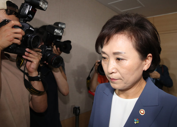 ▲ 부동산대책 발표후 나서는 김현미 장관.
