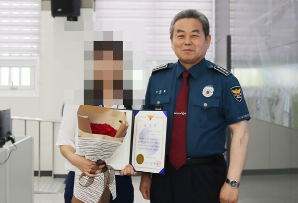 ▲ 기념사진 찍는 김태철 포천경찰서장(오른쪽)과 모니터링 요원.