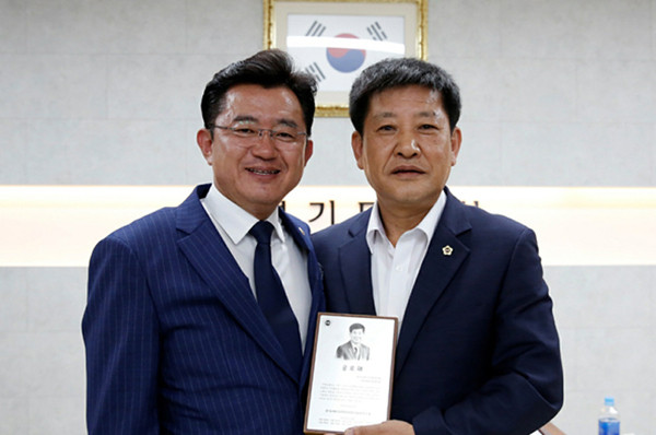 ▲ (오른쪽)김판수 부위원장이 안전행정위원회 최우수의원으로 선정됐다.