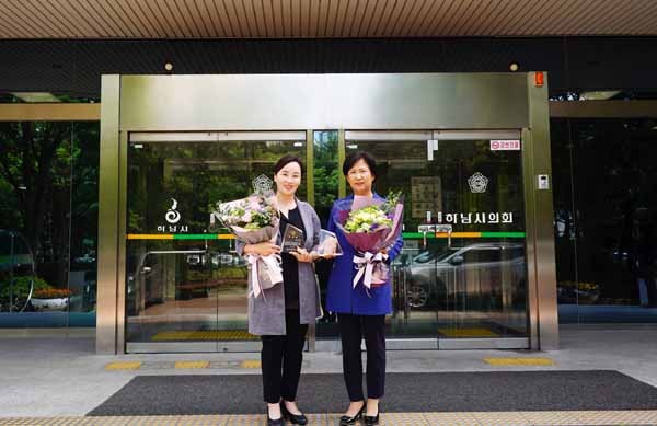 ▲ 제13기 의정활동 우수의원으로 선정된 박진희(왼쪽)‧김낙주 의원.