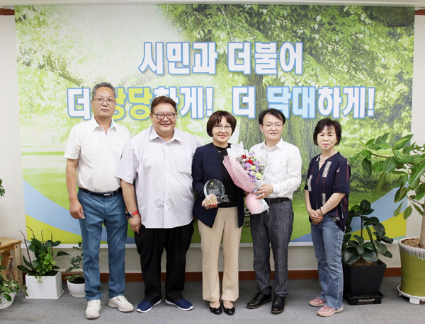 ▲ 김선화 의장 석수3동 사회단체로부터 공로패 받았다(왼쪽서 세번째).