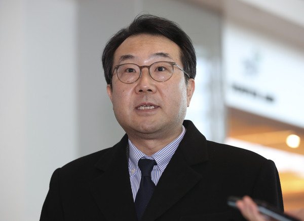 ▲ 취재진 질문에 답하는 이도훈 한반도평화교섭본부장.