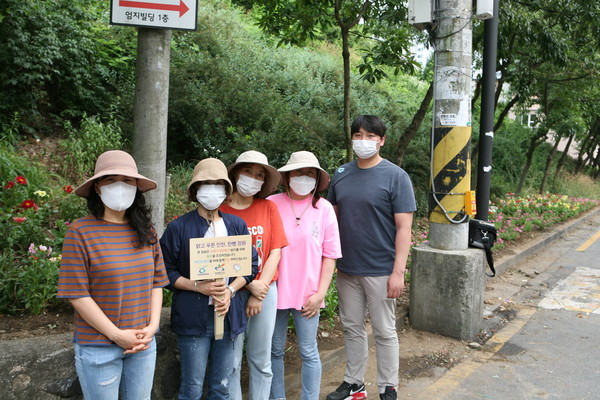 ▲ 화단 조성 후 기념촬영하는 참가 시민들.