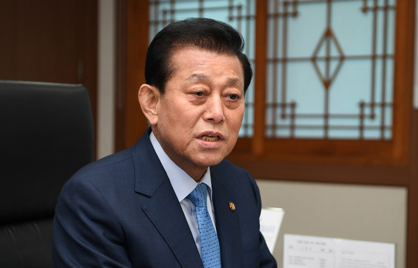 ▲ 간부회의 참석한 유천호 강화군수.