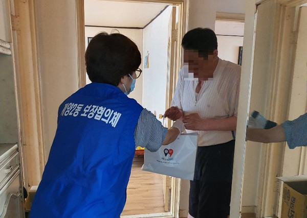 ▲ 독거어르신 삼계탕 나눔 모습.