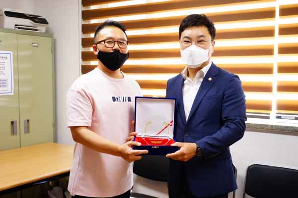 ▲ 유영주 의원이 유원목동아파트 입주민들로부터 감사패 받았다.