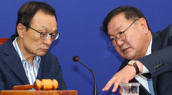 ▲ 의견 나누는 더불어민주당 이해찬 대표와 김태년 원내대표.