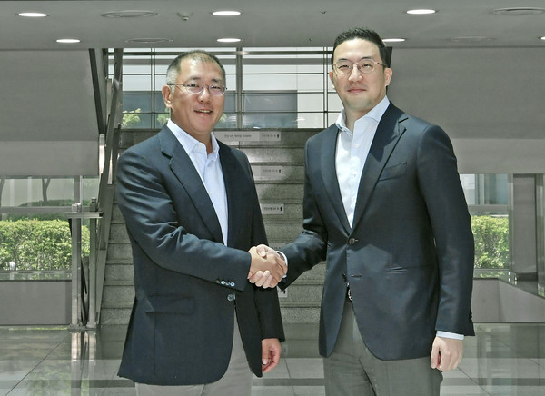 ▲ 악수하는 정의선 현대차그룹 수석부회장(왼쪽)과 구광모 LG그룹 회장.
