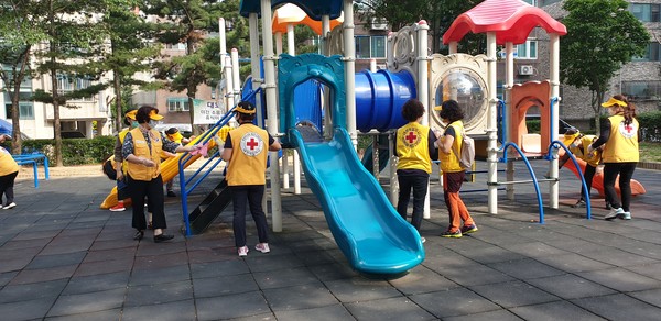 ▲ 계양구자원봉사센터 대한적십자 계양구지회 다중이용시설 소독 모습.