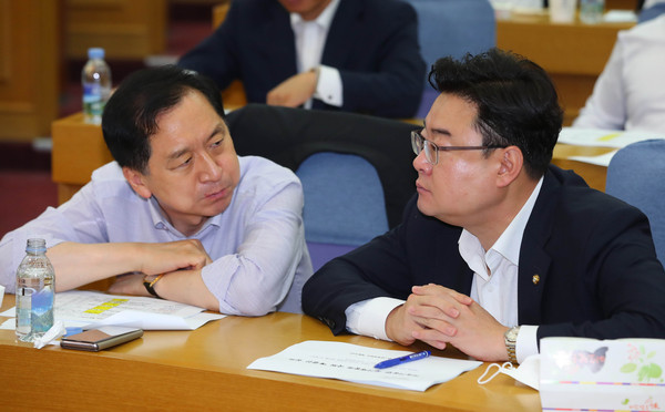 ▲ 대화 나누는 미래통합당 김성원 원내수석부대표와 김기현 의원.