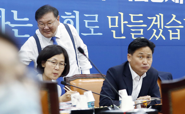 ▲ 간사단과 도시락 비공개 연석회의 진행하는 김태년 더불어민주당 원내대표.