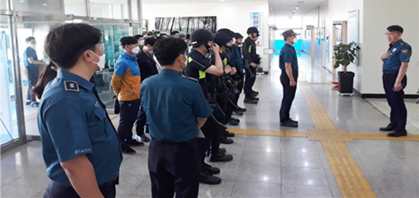 ▲ 도서수색작전 펼치는 해남경찰서 경찰관들.