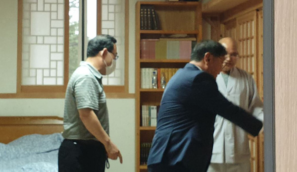 ▲ 사찰에서 만난 여야 원내대표.