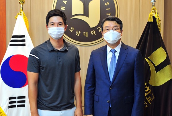 ▲ 박상철 호남대 총장(오른쪽)은 홍상준 씨를 만나 격려했다.