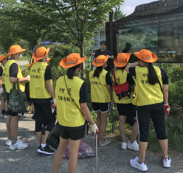 ▲ 황룡강 일대 환경정화 봉사활동 현장.