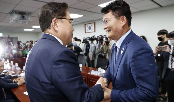 ▲ 간담회 전 악수하는 송영길 국회 외교통일위원장과 박진 미래통합당 외교안보특위원장.