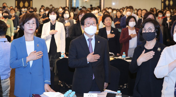 ▲ 국민의례하는 어울모임 참석자들.