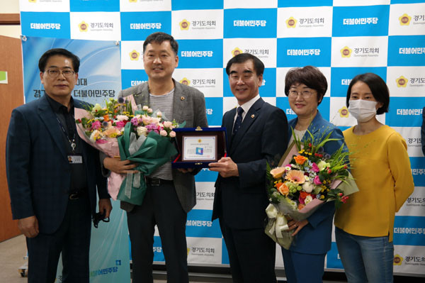 ▲ 더불어민주당 전반기 우수의원 표창을 수상 받은 황수영 의원(왼쪽서 두번째).
