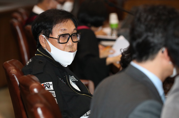 ▲ 생각에 잠긴 가수 조영남씨.