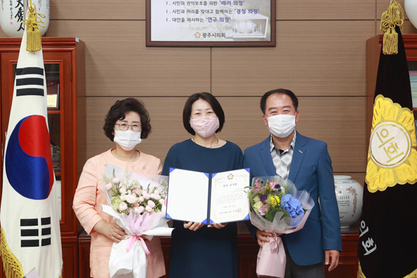 ▲ 좌측부터 이미영 의원, 박혜원 장애인복지팀장, 박현철 의장.