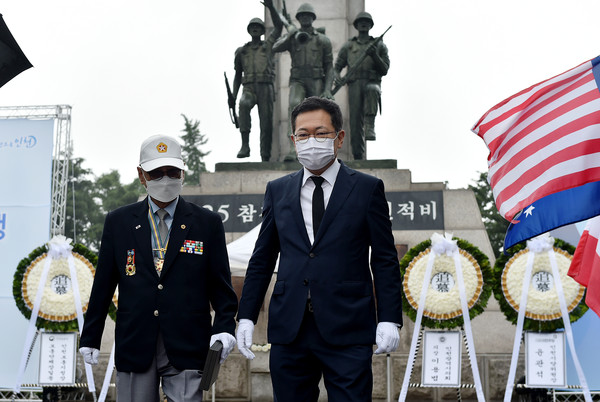 ▲ 박남춘 인천광역시장이 6.25전쟁 제70주년을 맞아 참배를 하고 있다.