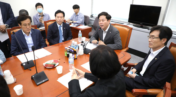 ▲ 긴급 간담회 주재하는 송갑석 더불어민주당 국회의원.