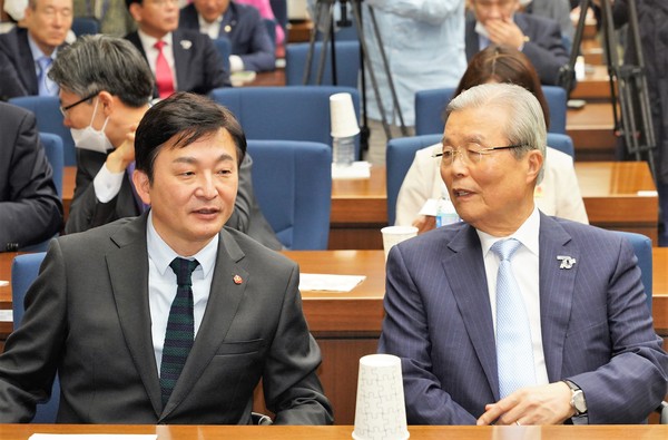 ▲ 대화 나누는 원희룡 제주지사와 김종인 비대위원장.
