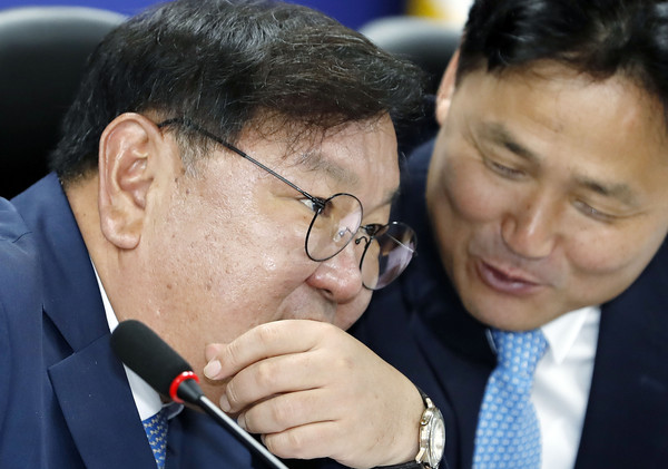 ▲ 김영진 수석과 대화하는 김태년 원내대표.