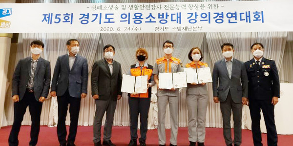 ▲ 기념사진 찍는 권도진 대장과 김포소방서 직원들.