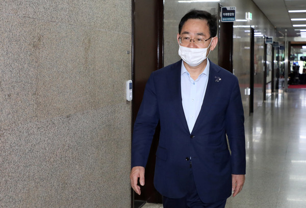 주호영 미래통합당 원내대표가 26일 오전 서울 여의도 국회로 출근하고 있다. 2020.06.26.