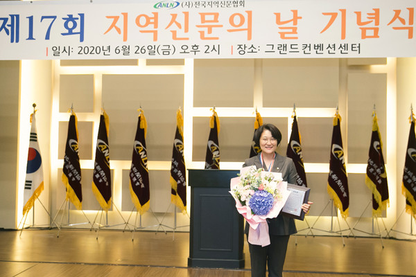 ▲ 화성시의회, 신미숙 의원 기초의원 부분 의정대상 수상.