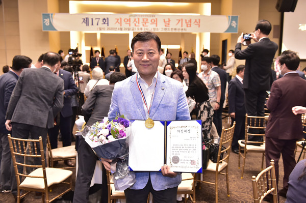 ▲ 양천구의회, 이재식 의원 제17회 지역신문의 날 의정대상 수상.