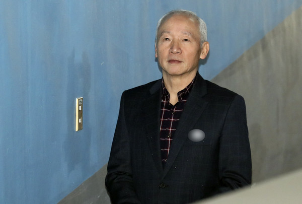 ▲ 생각에 잠긴 남재준 전 국정원장.