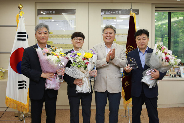 ▲ 군포시의회 이길호·김귀근·이우천 의원, 의정활동 최우수의원상 수상.