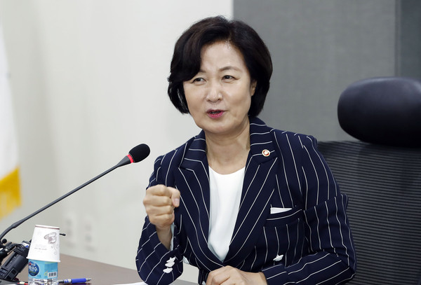▲ '주먹 인사' 이야기 하는 추미애 장관.