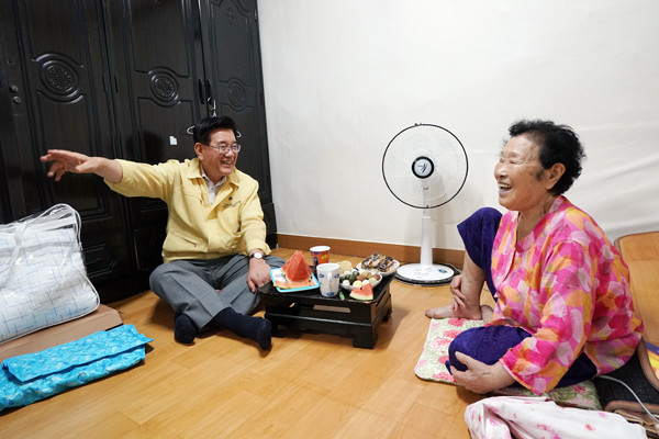 지난해 유덕열 동대문구청장이 보듬누리사업 1대1 희망결연자 방문해 안부를 살폈다.