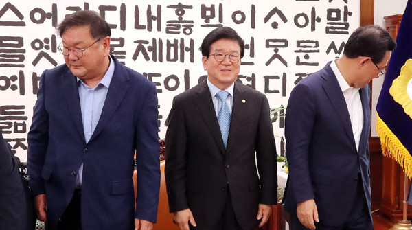 ▲ 돌아서는 김태년 민주당 원내대표와 주호영 통합당 원내대표.
