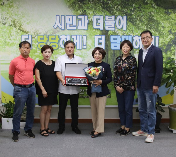 ▲ 안양시의회, 김선화 의장 소상공인 희망대상 수상.