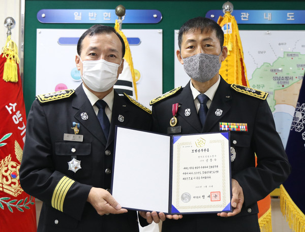 ▲ 기념사진 찍는 이점동 성남소방서장과 신창수 소방경.