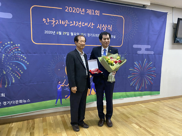 ▲ 한국지방의정대상 복지대상을 수상 받은 이영봉 의원(오른쪽).
